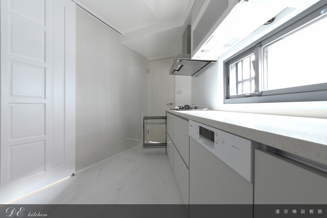 廚房設計｜北歐風格｜檯面 矽鋼石｜門板 CADOLI 卡多麗
